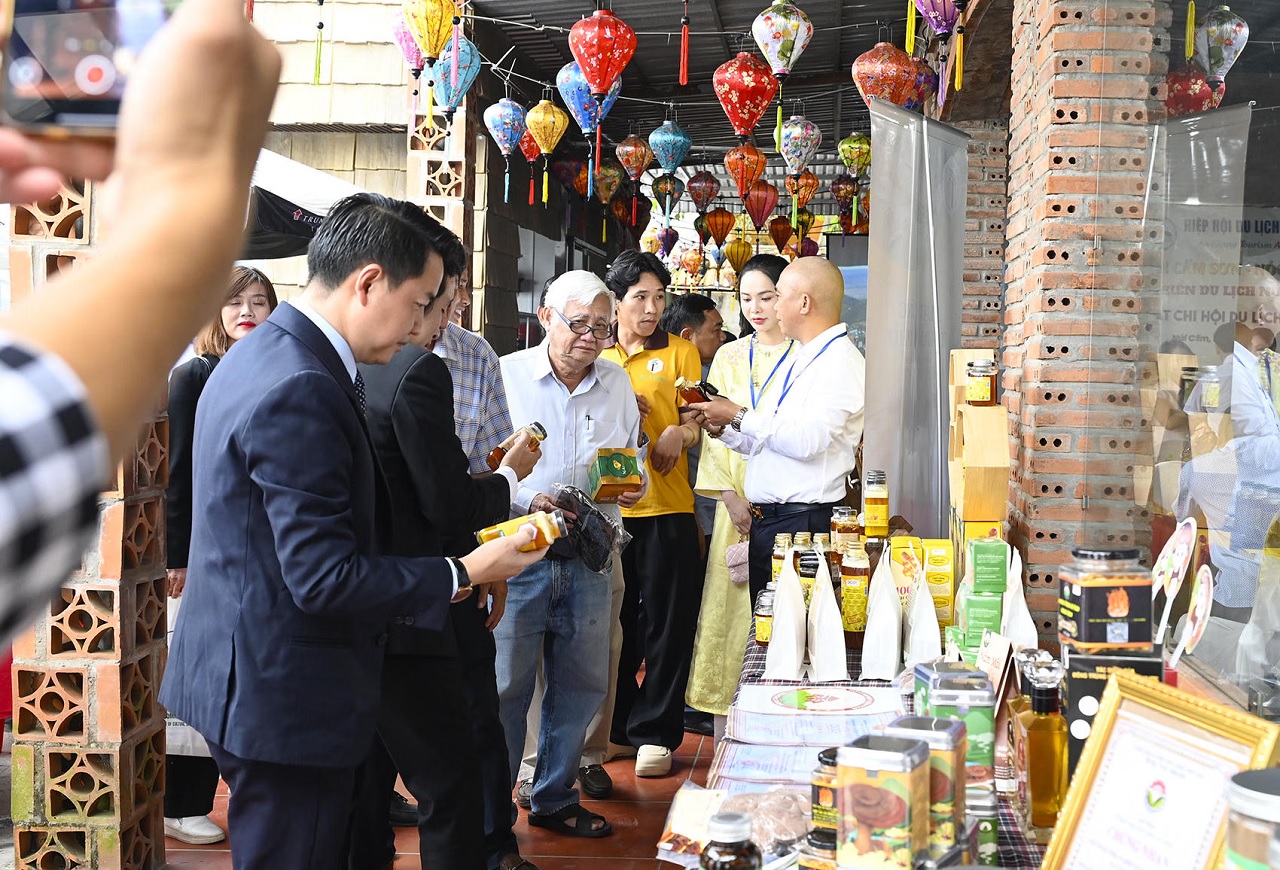 lam gi phat trien du lich noc nha mien tay 3